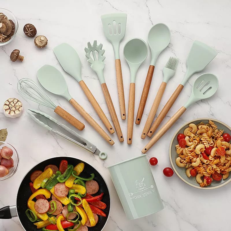 12 pcs set Wooden Handle Silicone Kitchen Utensils With Storage Bucket High Temperature Resistant And Non Stick Pot Spatula Spoon (random color)