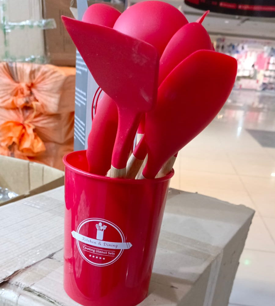 12 pcs set Wooden Handle Silicone Kitchen Utensils With Storage Bucket High Temperature Resistant And Non Stick Pot Spatula Spoon (random color)