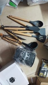 12 pcs set Wooden Handle Silicone Kitchen Utensils With Storage Bucket High Temperature Resistant And Non Stick Pot Spatula Spoon (random color)